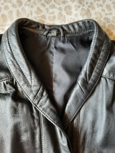 Charger l'image dans la galerie, Veste vintage Gwenn - En cuir d'agneau noir. Clous et fronces. Taille L, 40, 42.