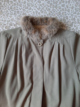 Charger l'image dans la galerie, Trench-coat vintage Adèle - Vert kaki doublé et fourrure fantaisie. Taille S, 36, 38. JK Viola. Made in France