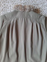 Charger l'image dans la galerie, Trench-coat vintage Adèle - Vert kaki doublé et fourrure fantaisie. Taille S, 36, 38. JK Viola. Made in France