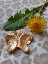 Charger l'image dans la galerie, Broche June - Papillon doré et émaillé décoré de strass.