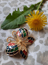 Charger l'image dans la galerie, Broche June - Papillon doré et émaillé décoré de strass.
