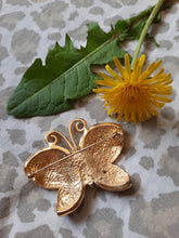 Charger l'image dans la galerie, Broche June - Papillon doré et émaillé décoré de strass.