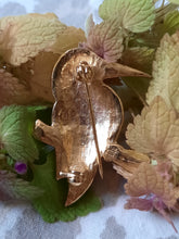 Charger l'image dans la galerie, Broche Wanda - Oiseau doré et émaillé. Œil en strass.