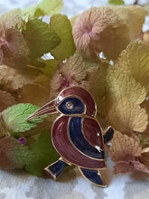 Charger l'image dans la galerie, Broche Wanda - Oiseau doré et émaillé. Œil en strass.