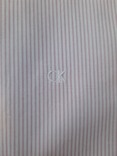 Charger l'image dans la galerie, Chemise "Seconde" Olivier - Blanche à fines rayures roses. Fitted. Taille L, 40, 42. Calvin Klein.
