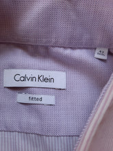 Charger l'image dans la galerie, Chemise "Seconde" Olivier - Blanche à fines rayures roses. Fitted. Taille L, 40, 42. Calvin Klein.