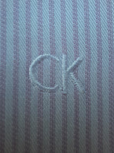 Charger l'image dans la galerie, Chemise "Seconde" Olivier - Blanche à fines rayures roses. Fitted. Taille L, 40, 42. Calvin Klein.