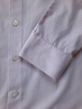 Charger l'image dans la galerie, Chemise "Seconde" Olivier - Blanche à fines rayures roses. Fitted. Taille L, 40, 42. Calvin Klein.