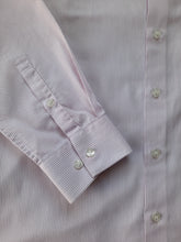 Charger l'image dans la galerie, Chemise "Seconde" Olivier - Blanche à fines rayures roses. Fitted. Taille L, 40, 42. Calvin Klein.
