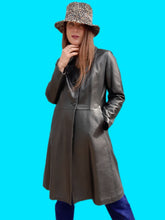 Charger l'image dans la galerie, Trench vintage Sybille - Cuir noir et col Claudine. Taille M, 38, 40. Marc Sylvain.