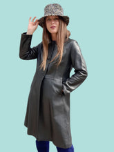 Charger l'image dans la galerie, Trench vintage Sybille - Cuir noir et col Claudine. Taille M, 38, 40. Marc Sylvain.