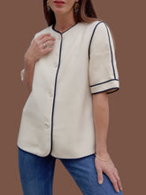 Charger l'image dans la galerie, Blazer vintage Hélèna - Laine vierge écru à liseré bleu marine. Taille M, 38, 40. Weinberg. Made in France