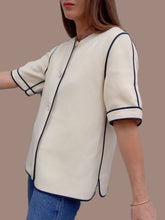 Charger l'image dans la galerie, Blazer vintage Hélèna - Laine vierge écru à liseré bleu marine. Taille M, 38, 40. Weinberg. Made in France