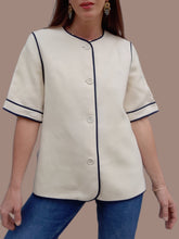 Charger l'image dans la galerie, Blazer vintage Hélèna - Laine vierge écru à liseré bleu marine. Taille M, 38, 40. Weinberg. Made in France