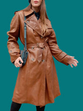 Charger l'image dans la galerie, Trench-coat vintage Éve - Cuir marron. Fermeture croisée. Taille XL, 42, 44.