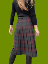 Charger l'image dans la galerie, Jupe vintage Bonnie - Plissé Écossais vert et bordeaux. Taille S, 36, 38. Saint Michael. Made in the U.K