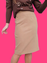 Charger l'image dans la galerie, Jupe crayon vintage Roxy - Marron clair. Taille S, 36, 38. Gérard Pasquier. Made in France