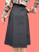 Charger l'image dans la galerie, Jupe portefeuille vintage Anne - Plissée noire. Taille XXL, 44, 46. Made in France.