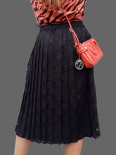 Charger l'image dans la galerie, Jupe vintage Tracy - Dentelle ajourée noire plissée. Taille XL, 42, 44