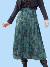 Charger l'image dans la galerie, Jupe vintage Diane - Plissé Soleil à fleurs vertes. Taille XL, 42, 44