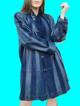 Charger l'image dans la galerie, Manteau vintage Lucie - Cuir et daim bleu à bandes contrastantes. Taille XL, 42, 44.