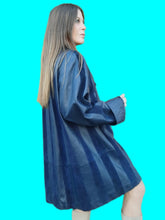Charger l'image dans la galerie, Manteau vintage Lucie - Cuir et daim bleu à bandes contrastantes. Taille XL, 42, 44.