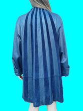 Charger l'image dans la galerie, Manteau vintage Lucie - Cuir et daim bleu à bandes contrastantes. Taille XL, 42, 44.