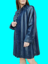 Charger l'image dans la galerie, Manteau vintage Lucie - Cuir et daim bleu à bandes contrastantes. Taille XL, 42, 44.