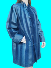 Charger l'image dans la galerie, Manteau vintage Lucie - Cuir et daim bleu à bandes contrastantes. Taille XL, 42, 44.
