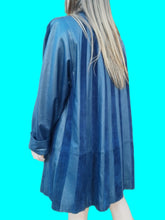 Charger l'image dans la galerie, Manteau vintage Lucie - Cuir et daim bleu à bandes contrastantes. Taille XL, 42, 44.