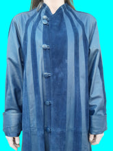 Charger l'image dans la galerie, Manteau vintage Lucie - Cuir et daim bleu à bandes contrastantes. Taille XL, 42, 44.