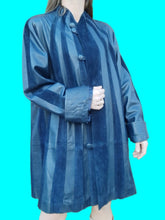 Charger l'image dans la galerie, Manteau vintage Lucie - Cuir et daim bleu à bandes contrastantes. Taille XL, 42, 44.