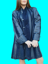 Charger l'image dans la galerie, Manteau vintage Lucie - Cuir et daim bleu à bandes contrastantes. Taille XL, 42, 44.