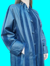 Charger l'image dans la galerie, Manteau vintage Lucie - Cuir et daim bleu à bandes contrastantes. Taille XL, 42, 44.