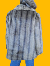 Charger l'image dans la galerie, Manteau court vintage Léa - Imitation fourrure. Cedora costura. Taille M, 38, 40. Made in FRance