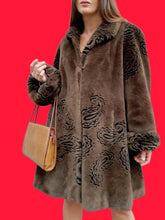 Charger l'image dans la galerie, Manteau vintage Véronika - Fourrure synthétique. Imprimé cachemire. Taille XXL, 44, 46. Made in France Made in France.