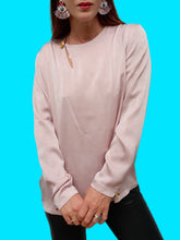 Charger l'image dans la galerie, Blouse vintage Livia - Satinée rose, col asymétrique. Taille L, 40, 42. Lenvol. Made in France.