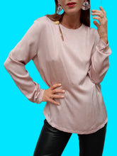 Charger l'image dans la galerie, Blouse vintage Livia - Satinée rose, col asymétrique. Taille L, 40, 42. Lenvol. Made in France.