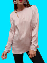 Charger l'image dans la galerie, Blouse vintage Livia - Satinée rose, col asymétrique. Taille L, 40, 42. Lenvol. Made in France.