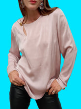 Charger l'image dans la galerie, Blouse vintage Livia - Satinée rose, col asymétrique. Taille L, 40, 42. Lenvol. Made in France.