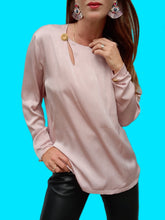 Charger l'image dans la galerie, Blouse vintage Livia - Satinée rose, col asymétrique. Taille L, 40, 42. Lenvol. Made in France.
