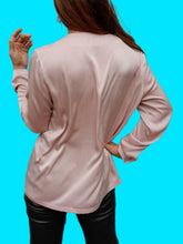 Charger l'image dans la galerie, Blouse vintage Livia - Satinée rose, col asymétrique. Taille L, 40, 42. Lenvol. Made in France.