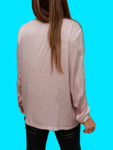 Charger l'image dans la galerie, Blouse vintage Livia - Satinée rose, col asymétrique. Taille L, 40, 42. Lenvol. Made in France.