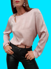 Charger l'image dans la galerie, Blouse vintage Livia - Satinée rose, col asymétrique. Taille L, 40, 42. Lenvol. Made in France.