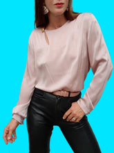 Charger l'image dans la galerie, Blouse vintage Livia - Satinée rose, col asymétrique. Taille L, 40, 42. Lenvol. Made in France.