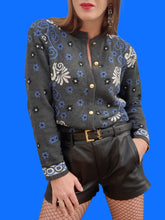 Charger l'image dans la galerie, Cardigan vintage Anouchka - Gris à fleurs bleues & blanches. Taille L, 40, 42. Cality Styl. Made in France.