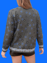 Charger l'image dans la galerie, Cardigan vintage Anouchka - Gris à fleurs bleues & blanches. Taille L, 40, 42. Cality Styl. Made in France.