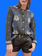 Charger l'image dans la galerie, Cardigan vintage Anouchka - Gris à fleurs bleues & blanches. Taille L, 40, 42. Cality Styl. Made in France.