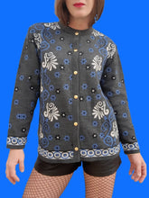 Charger l'image dans la galerie, Cardigan vintage Anouchka - Gris à fleurs bleues & blanches. Taille L, 40, 42. Cality Styl. Made in France.