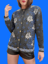 Charger l'image dans la galerie, Cardigan vintage Anouchka - Gris à fleurs bleues & blanches. Taille L, 40, 42. Cality Styl. Made in France.